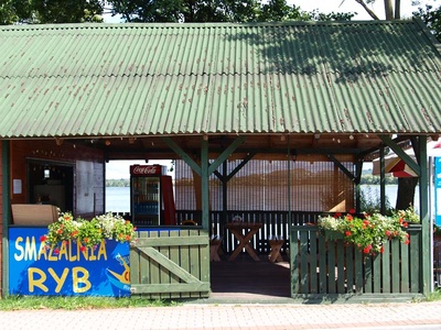 Chmielno sma�alnia ryb nad jeziorem Bia�ym