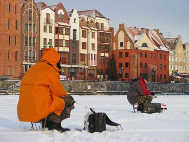 Zimowe wędkowanie pod lodem w centrum Gdańska na Motławie