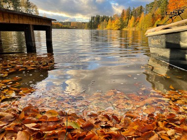 Łowisko Niedamowo nad Jeziorem Gubel - piękna jesień na Kaszubach