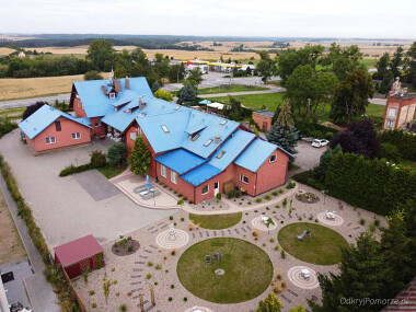 Hotel Na Wzgórzu Gniew ma ładnie urządzony ogród rekreacyjny, posiada duży, wygodny parking
