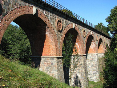 Zabytkowy, nieużywany most kolejowy w Bytowie