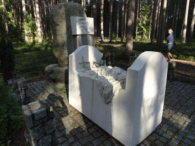 Przejmujący pomnik w kształcie łóżeczka poświęcony dzieciom zamordowanym w Piaśnicy Wielkiej