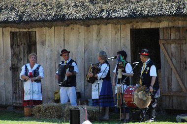 W skansenie w Klukach można spotkać kapelę ludową prezentującą muzykę, pieśni i tańce kaszubskie.