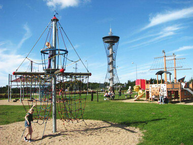 Kaszubskie Oko Gniewino wieża widokowa z windą mini golf mini park linowy restauracja sezonowa