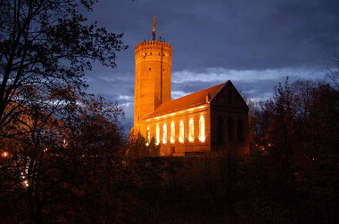 Podświetlony zamek pięknie prezentuje się w nocy - fot. UM Człuchów