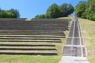 Złota Góra Brodnica Górna - amfiteatr, w którym odbywa się m.in Truskawkobranie