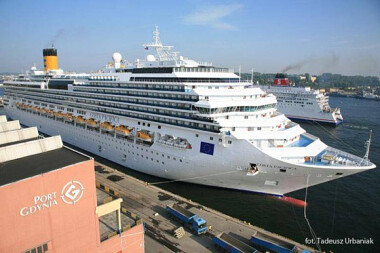 Wycieczkowce cumujące w Gdyni imponują swoją wielkością - fot. Zarząd Morskiego Portu Gdynia