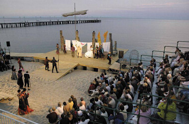 Scena Letnia - teatr na plaży w Gdyni Orłowie - fot. UM Gdynia