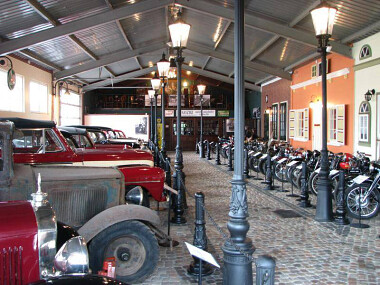 Muzeum Zabytkowych Samochodów przypomina starą , gdyńską uliczkę zrekonstruowaną z wykorzystaniem oryginalnych elementów