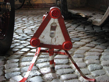 Ten trójkąt ostrzegawczy ma już prawie 100 lat. Takich drobiazgów jest w muzeum starych samochodów w Gdyni więcej...