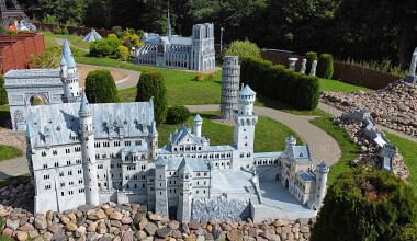 Kaszubski Park Miniatur - miniatura bawarskiego zamku Neuschwanstein. Fot. Artur Socha