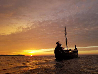 Statek Wikingów Drakkar rejsy wycieczkowe po morzu na zachód słońca Władysławowo