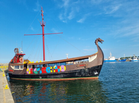 Statek Wikingów Drakkar - rejsy wycieczkowe po morzu