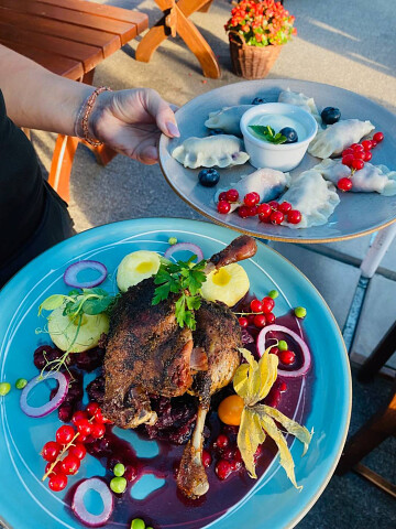 Restauracja Malinówka zaprasza - udko z kaczki na modrej kapuście, z kluskami i karmelizowaną żurawiną oraz pierogi z jagodami