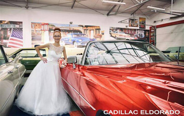 Do takiej sukni potrzebny jest odpowiedni samochód - American Old Cars Museum Kościerzyna