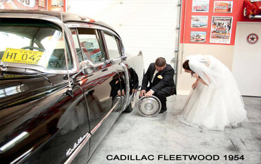 Zmiana koła - sesja ślubna w American Old Cars Museum