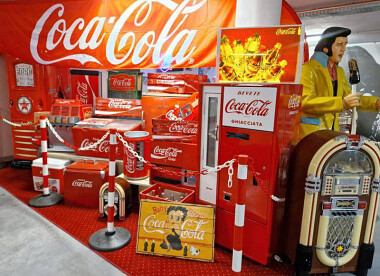 Wystawa Coca-Cola Kościerzyna - wystawa pamiątek gadżetów Coca- Coli w Muzeum samochodów