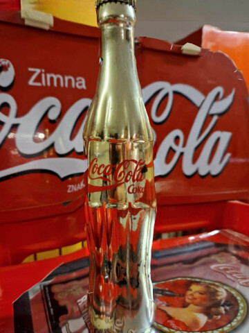 Klasyczna butelka Coca-Coli w American Old Cars Museum Kościerzyna