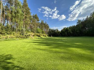 Zacisze Wdzydze oferuje 3 boiska sportowe położone w lesie, nad jeziorem, z bogatym zapleczem dla sportowców