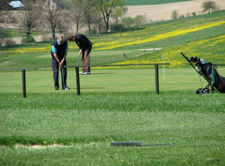 Golf - kluby i pola golfowe m.in driving range, putting green