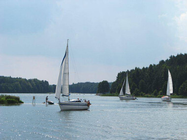 Czartery jachtów na Kaszubach - na jeziorze Wdzydze
