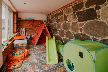 Dom AKTYWNIE NA KASZUBACH - Delowo Stężyca - ogrzewany, murowany, całoroczny, na wczasy, weekend, wakacje, ferie - pokój zabaw dla dzieci