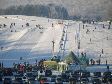 Wieżyca. Snowtubing jest bardzo popularny w Koszałkowie. Warunki są tutaj idealne