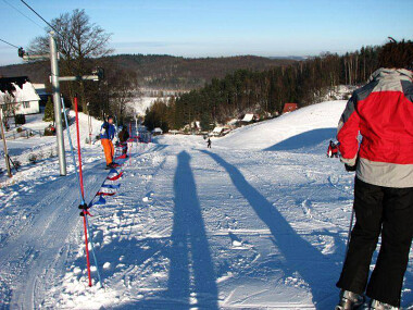 Ośrodek narciarski Szymbark Kotlinka dysponuje dwoma wyciągami i przestronnym parkingiem (na górze do 300 pojazdów)