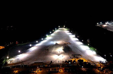Oświetlony stok i wyciąg narciarski w nocy - fot. Wieżyca Koszałkowo