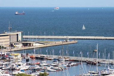 Punkt widokowy Kamienna Góra Gdynia - widok na fragment mariny jachtowej oraz gdyńskiego Akwarium