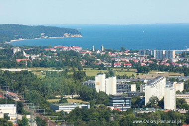 Taras widokowy OLIVIA STAR zapewnia widok na Sopot, klif w Gdyni Orłowie oraz Hel - na horyzoncie.