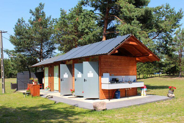 Kemping i pole karawaningowe U Sołtysa we Wdzydzach posiada odpowiednie udogodnienia - łazienki, kuchnię, umywalki, dostęp do prądu itp.