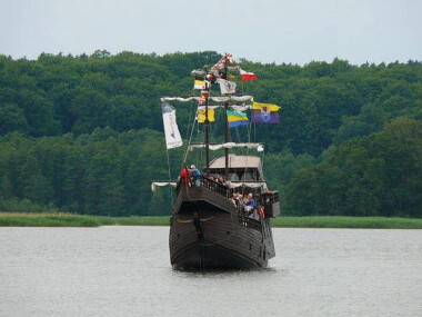 Rejsy wycieczkowe statkiem TUR po Jeziorze Charzykowskim
