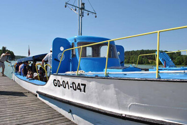 Statek Stolem oferuje rejsy wycieczkowe po jeziorze Wdzydze