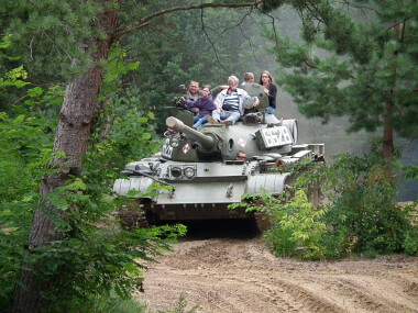 Na przejażdżki  czołgiem zaprasza MUZEUM GRYF - Dąbrówka koło Wejherowa
