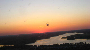 Lot widokowy helikopterem o zachodzie słońca - fot. Sky Poland