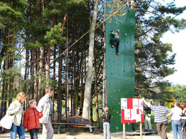 Ścianka wspinaczkowa w Adventure Park Gdynia - odkryta, na wolnym powietrzu