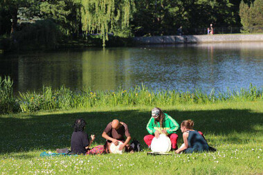 W Parku Oruńskim w Gdańsku panuje klimat swobody i relaksu. Można też znienacka natrafić na taki spontaniczny koncert ...