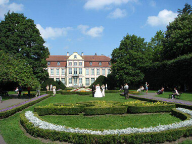Gdańsk - Park Oliwski - Pałac Opatów. Plenery parkowe często służą za dekorację do zdjęć ślubnych dla młodych par