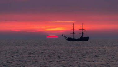 Romantyczne rejsy wycieczkowe po morzu na zachód słońca - Statek Denega - Łeba