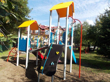 Plac zabaw dla dzieci  w ogrodzie U Maryli w Ostrzycach