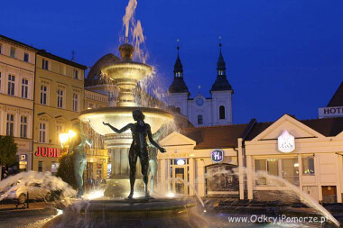 Atrakcje Chojnic, np. fontanna na chojnickim rynku czy ratusz, pięknie prezentują się wieczorem...