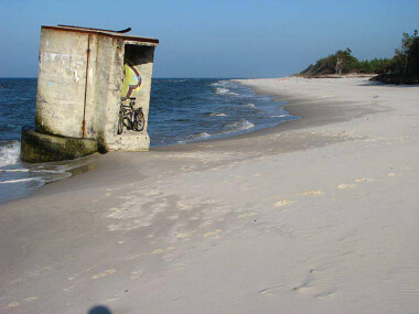 Plaża Sasino - pozostałości buczka przeciwmgłowego. Niektóre jego elementy wykorzystano do budowy latarni Stilo