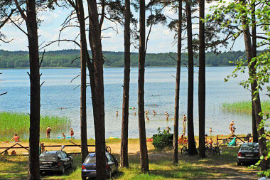 Jezioro Choczewskie - nieduża plaża i kąpielisko mają kameralny charakter - fot. Robert Lorbiecki