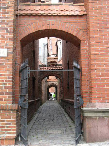Elbląg - ul. Wigilijna - ścieżka kościelna - kiedyś łącząca 3 kościoły - średniowieczny zabytek