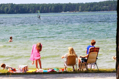 Plaża i kąpielisko nad Jeziorem Wielewskim cieszy się ogromną popularnością ze względu na czystą i ciepłą wodę (płycizny), możliwość leżakowania na trawie w cieniu drzew oraz pobliskie zaplecze gastronomiczne.