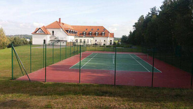 Wakacje z tenisem na Kaszubach - Folwark Ńemino Łyśniewo Sierakowickie - pałac, restauracja, pole golfowe, stadnina koni, kort tenisowy