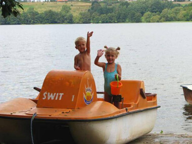 Wakacje z dziećmi nad jeziorem na Kaszubach -Ośrodek Wypoczynkowy Świt Chmielno zaprasza!