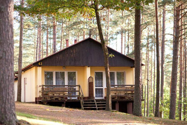 Ośrodek Wypoczynkowy Czerwiński - murowane domki nad jeziorem w lesie Studzienice
