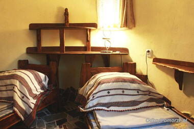 Chata Jagi - krzywy domek na Kaszubach - sypialnia na dolnym poziomie